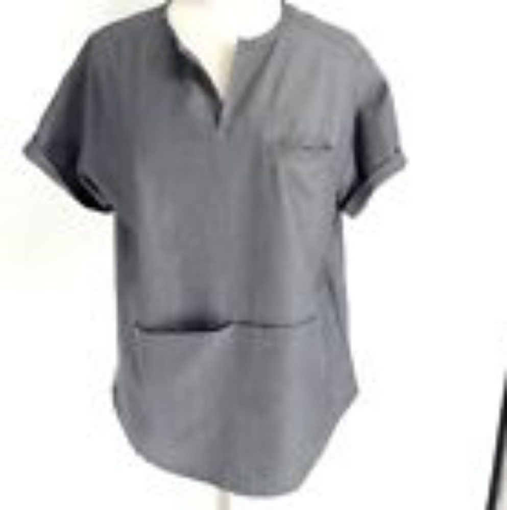 Figs Cayo Popover Scrub Top. Gray. Size Medium.